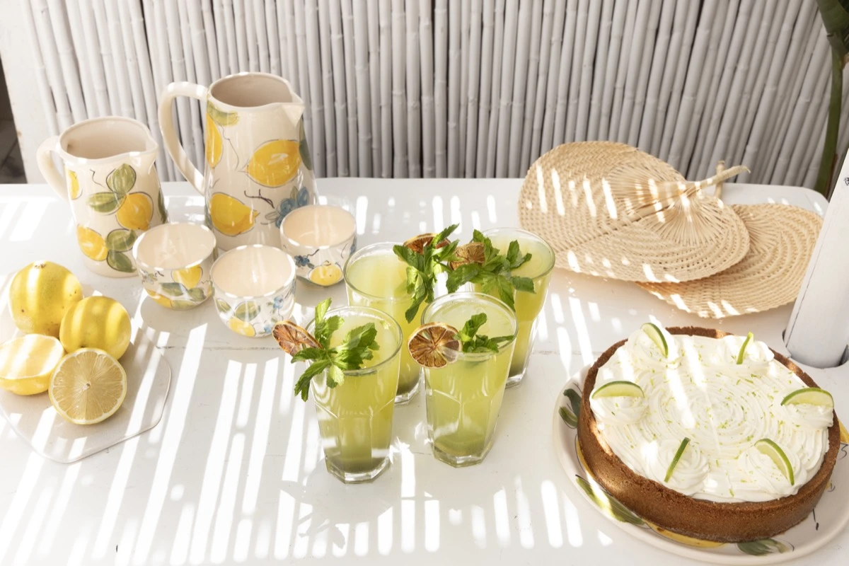 La barra de limonadas y dulces 100 % a base de limón junto a la mesa de celebración. 