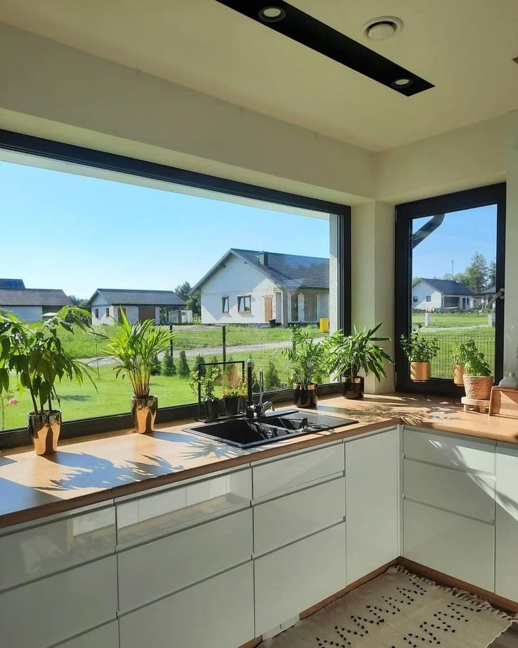 La luz natural, el aire fresco y la vista al jardín generan una sensación de calma y bienestar