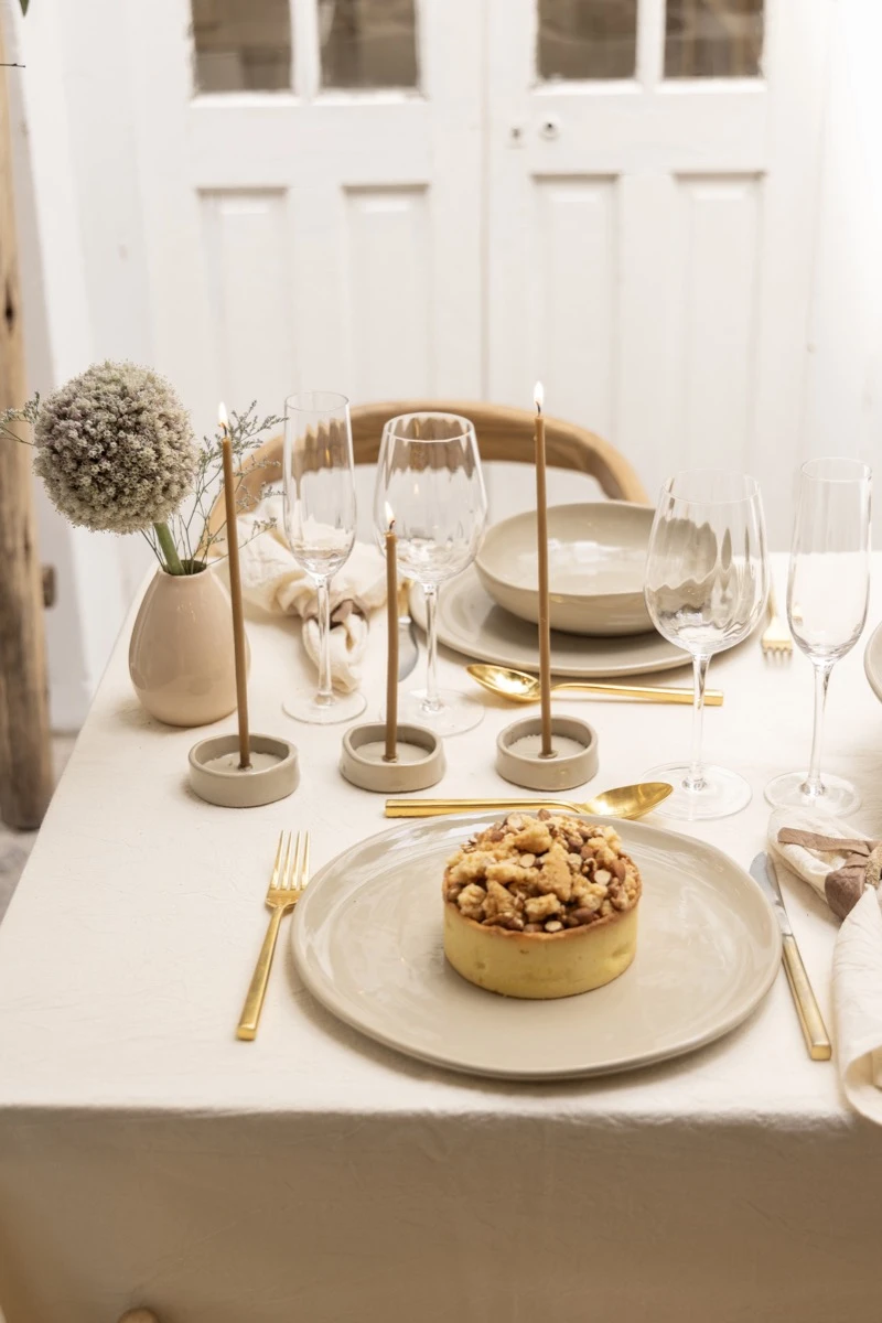 Tonalidades neutras y cálidas para un encuentro íntimo y relajado. 