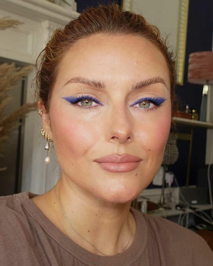 No es el mocha mousse, el violeta es el color en makeup tendencia de 2025