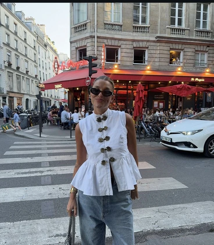 7 looks con blusas románticas para una semana primaveral