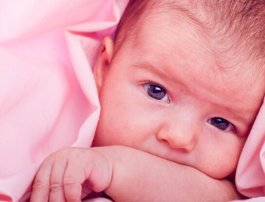 Por qué nunca deberías besar a un bebé