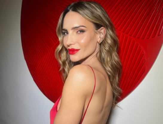 Boca roja o piel con glow: dos looks de makeup trendy para las fiestas