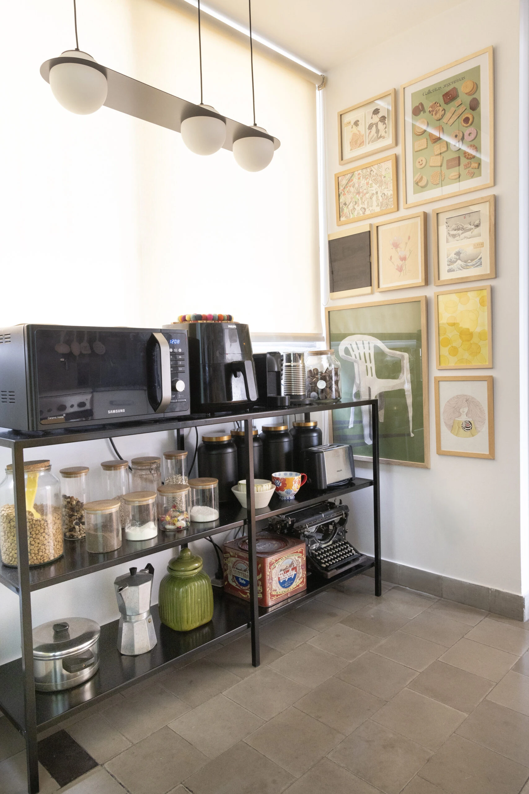 Gallery wall con dibujos de arte familiar + una estantería 100 % con el equipamiento de la cocina.