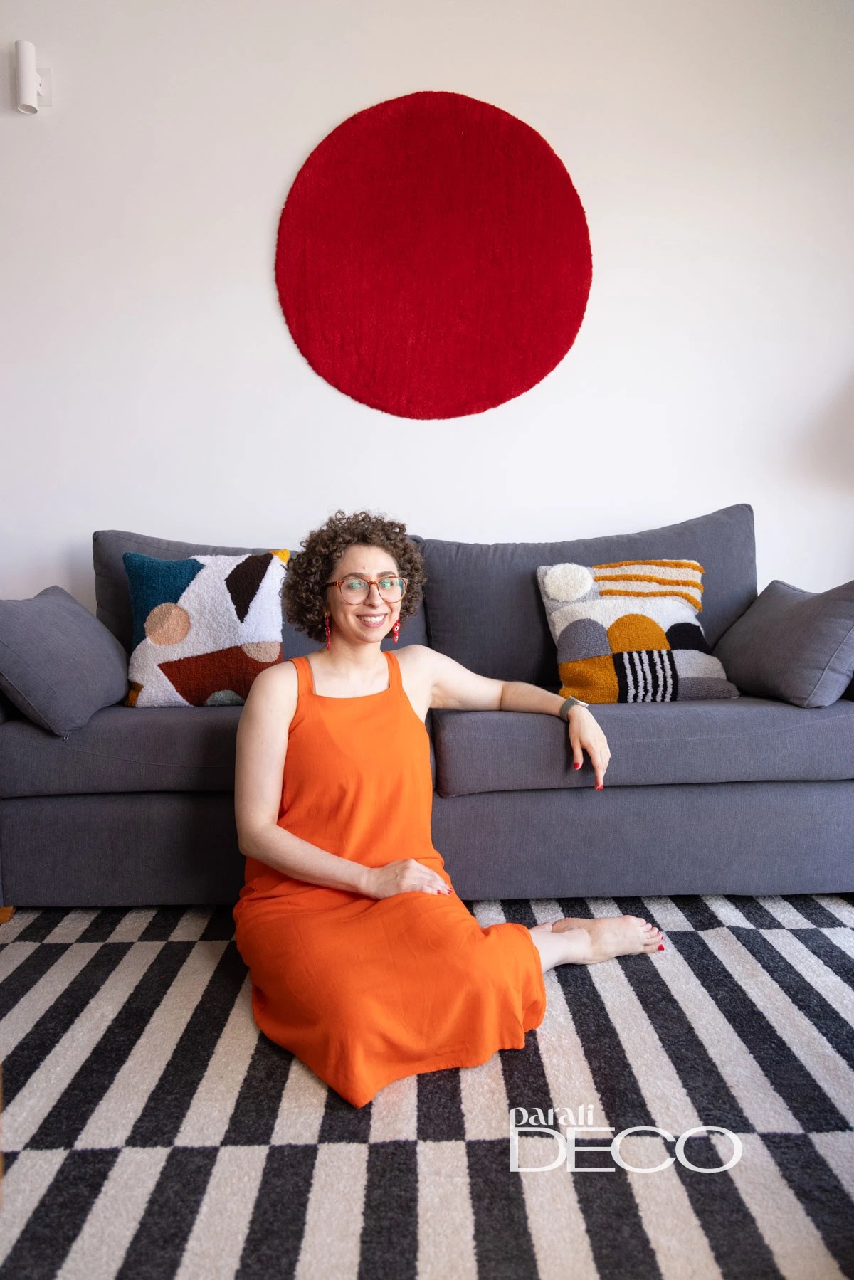 Caro Bello bajo el "círculo solar" de punch needle: ejemplo de recurso visual tan simple como contundente.