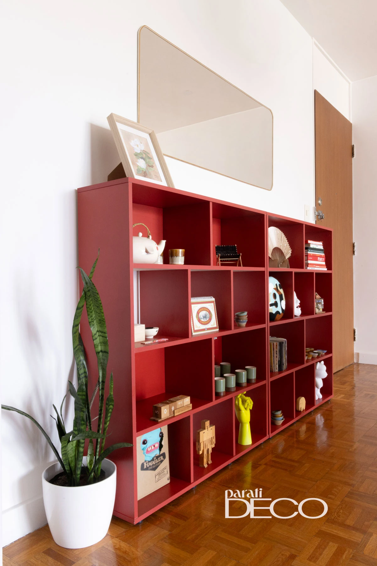 El mueble recibidor con efecto ´Unexpected red´ o ´Rojo inesperado´.