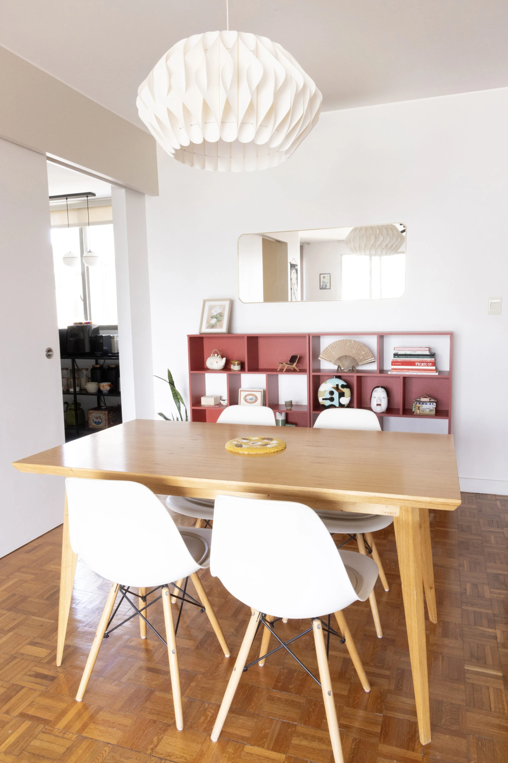 Vista de la circulación del depto: del comedor a la cocina.