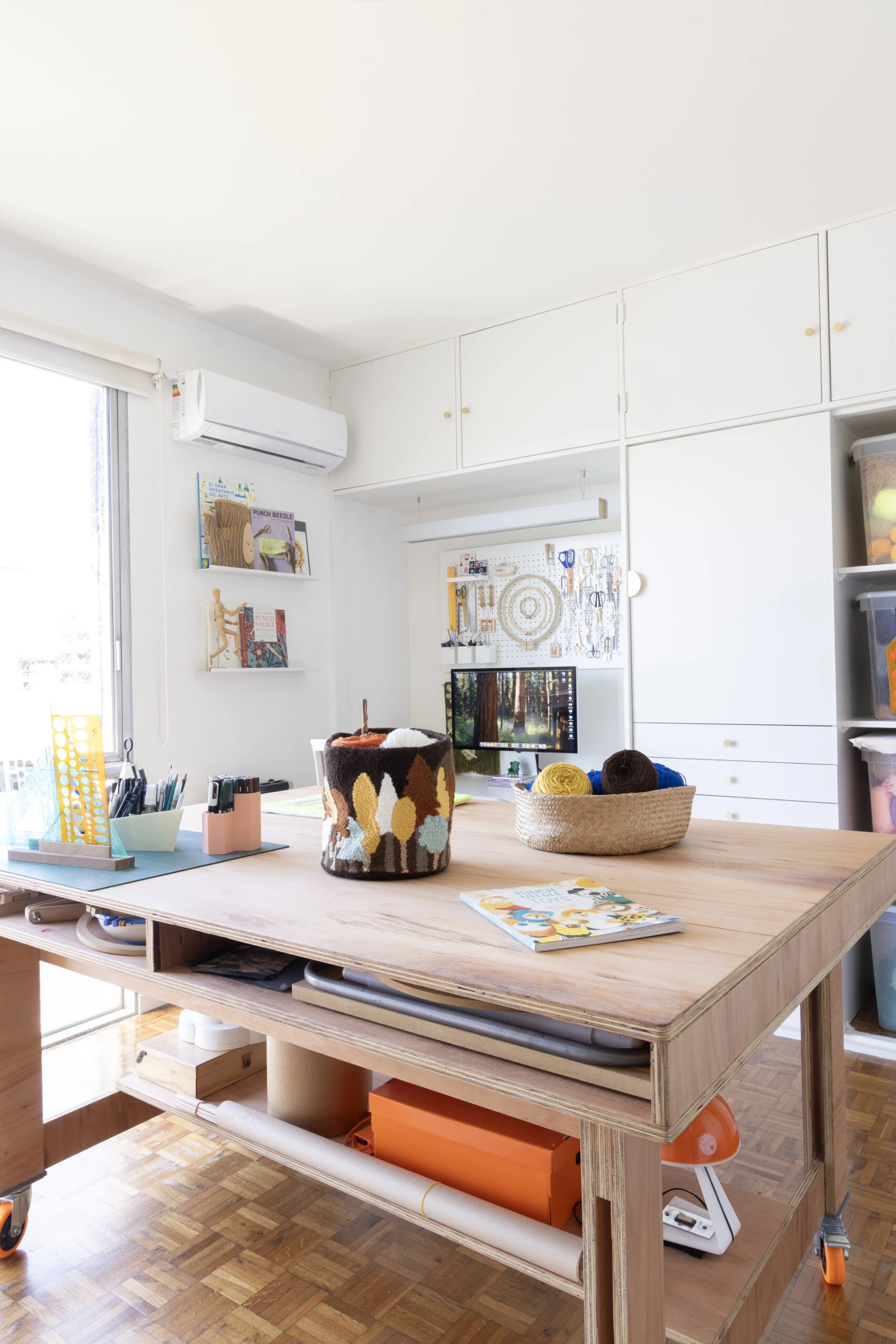 Mobiliario funcional y con todo a la vista para el trabajo de Caro, bordadora.