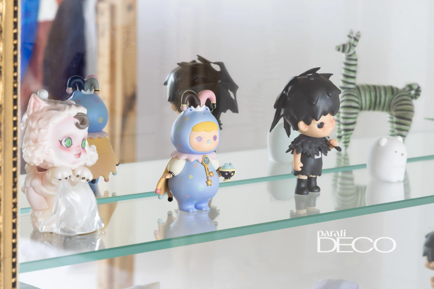 La vitrina francesa con figuras kawai. La fusión es regla en la casa de Caro Bello.