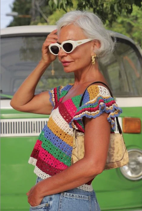 5 looks con suéteres de hilo, la prenda "de abrigo" del verano