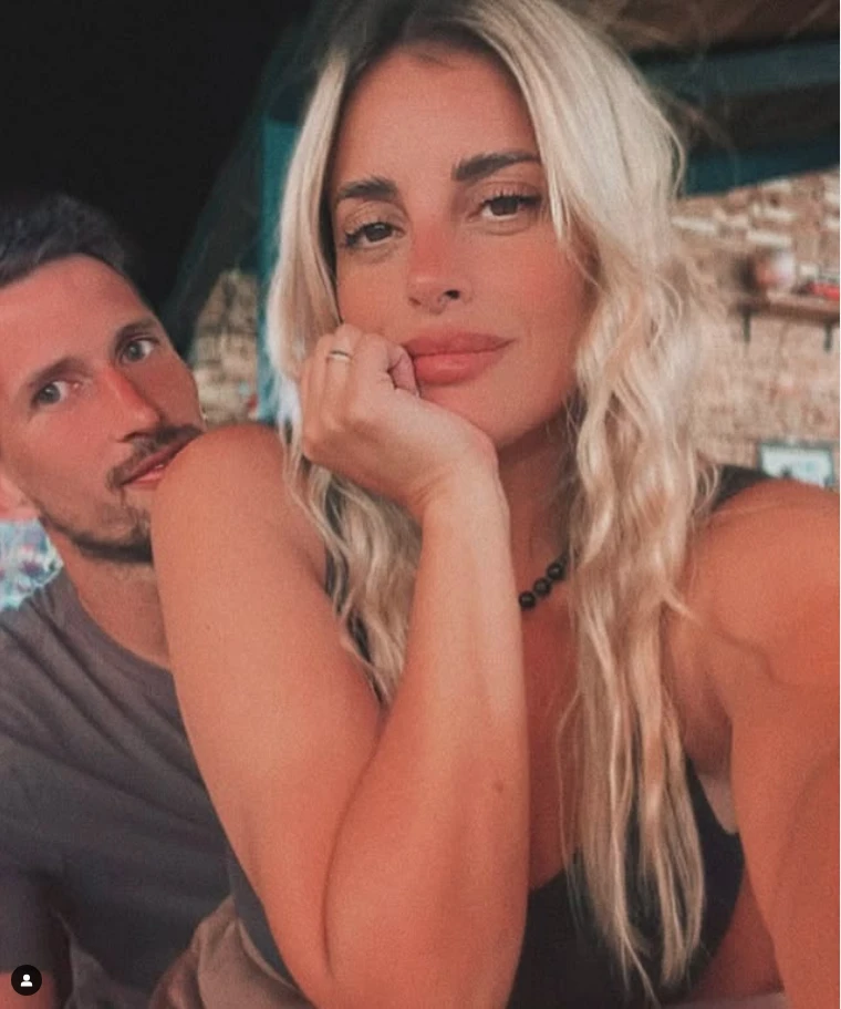 Rodrigo Rey, arquero de Independiente, y su esposa, María Laura