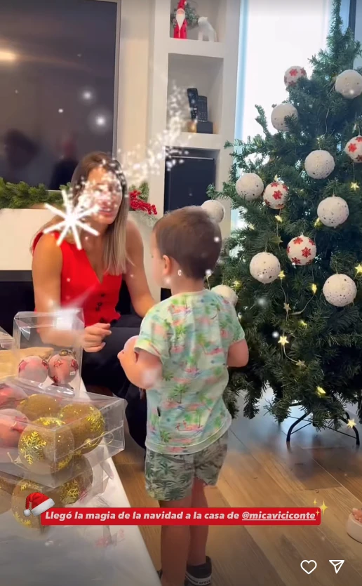 Las fotos de Mica Vicoconte armando el arbolito con Luca