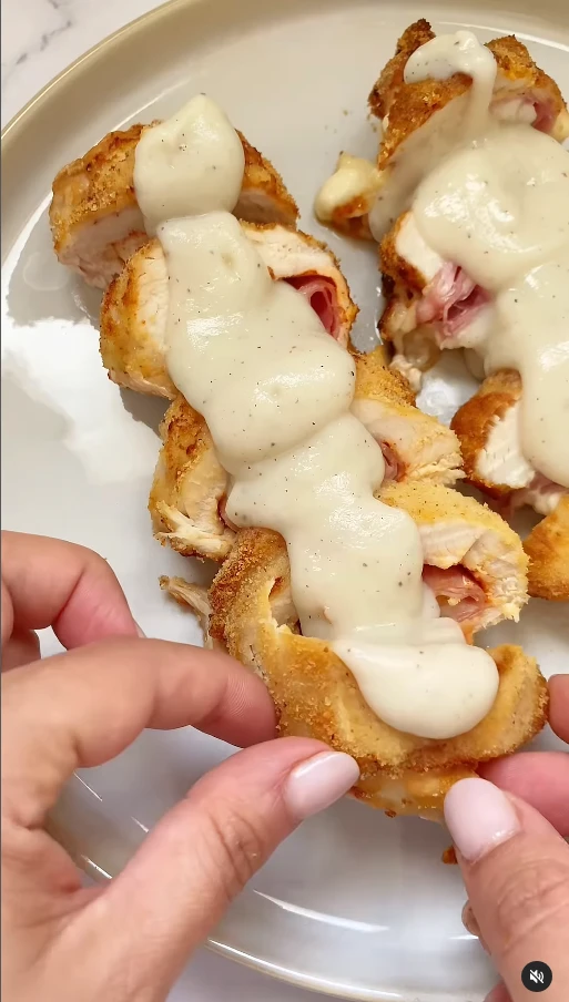 Rollitos de pollo con jamón y queso y salsa de coliflor