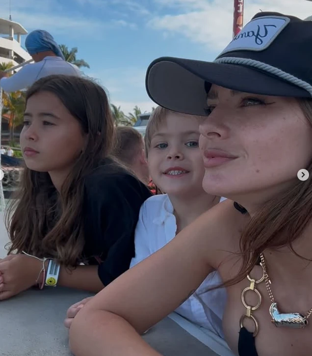 La China Suárez llevó una bota texana como accesorio.