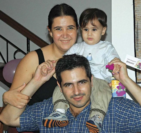 Carolina con Diego, su marido, y su bebé, Bruno