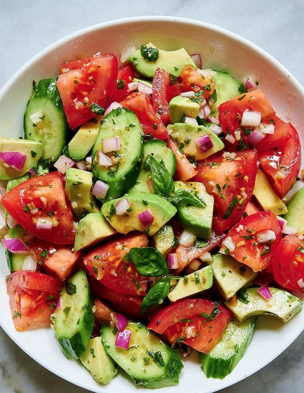 Ensalada de tomate, pepino y palta
