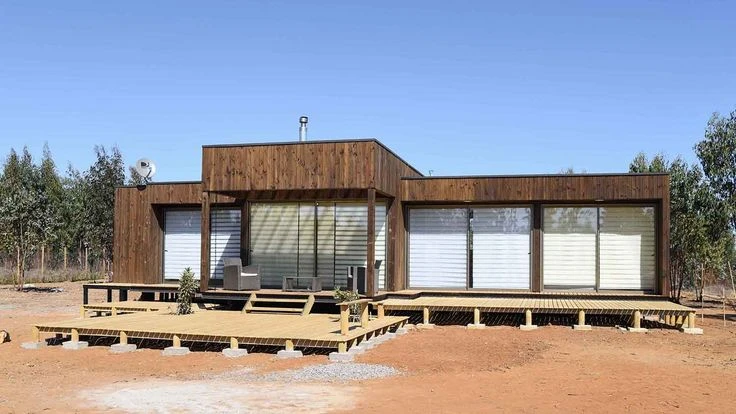 La madera predomina en esa casa prefabricada