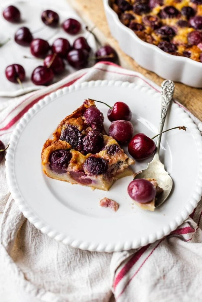 Clafoutis: la receta de la tarta francesa hecha con cerezas