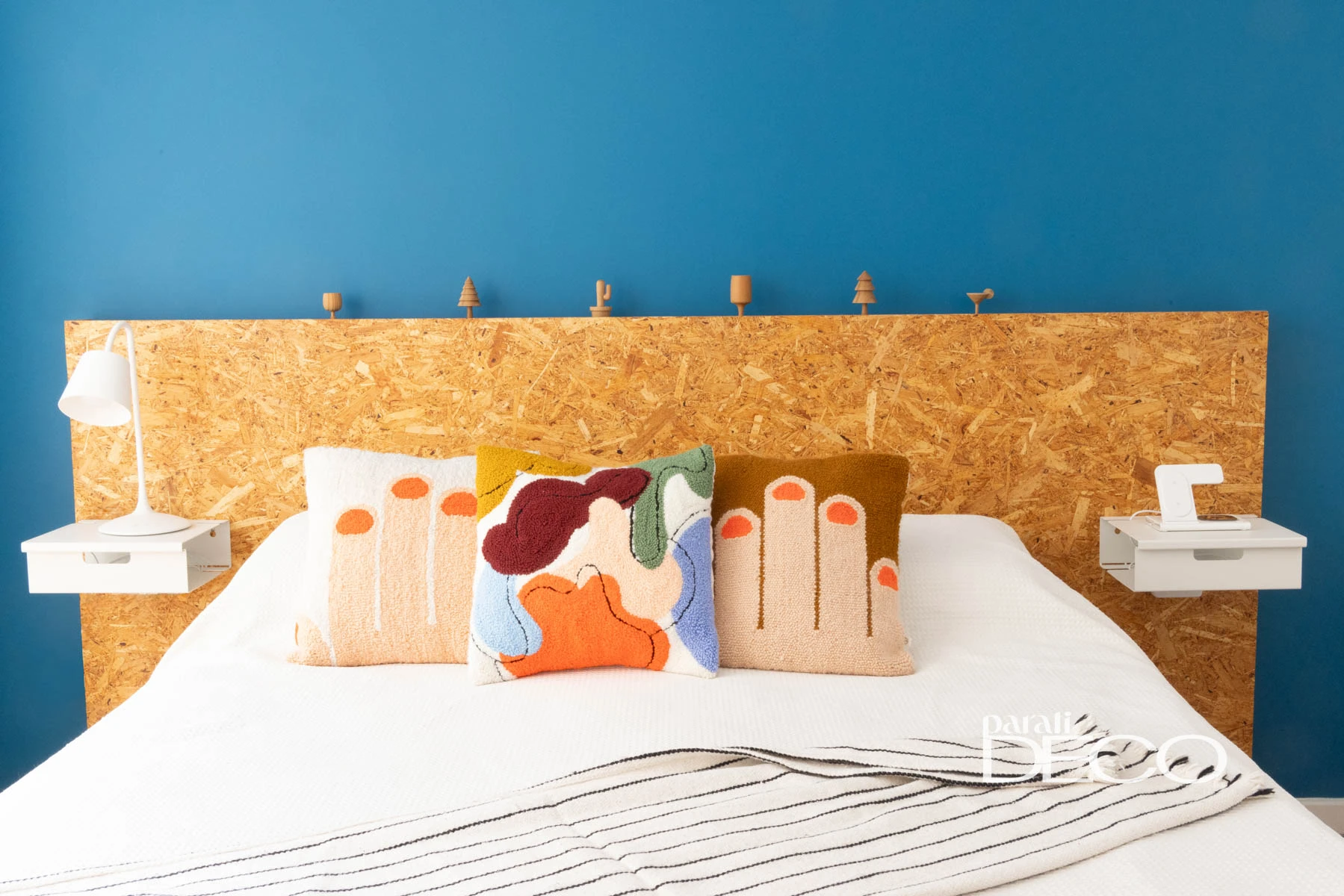 En el dormitorio, llama la atención el respaldo de la cama de madera OSB, con una cierta tonalidad naranja.