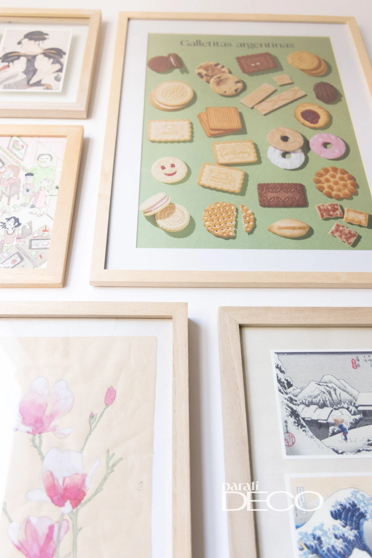 Una gallery wall en la cocina de Caro Bello. 