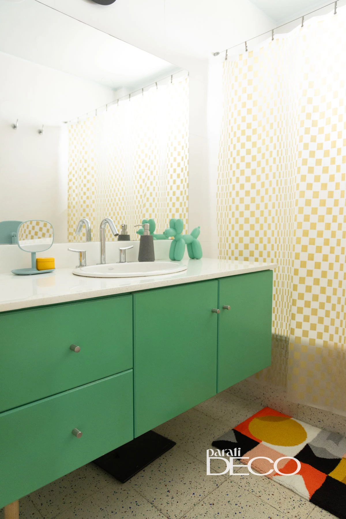 El baño del depto la enamoró a primera vista y Caro Bello lo adoptó como espacio “inesperado” y permitido para explotarlo de color y recursos visuales. 