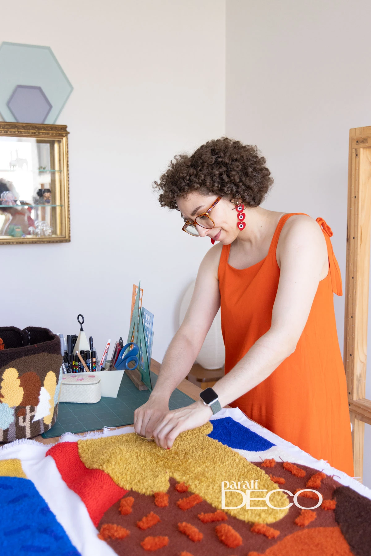 “Amo bordar. Siempre digo que el bordado en mi vida no llega a ser un trabajo, pero es mucho más que un simple hobby”, expresa Caro Bello. 