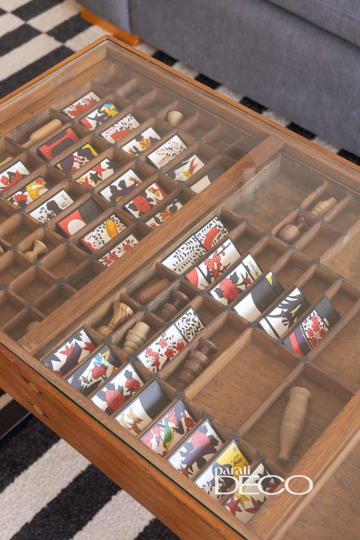 La mesa ratona del living (y las miniaturas de madera adentro), una de las creaciones del papá en Caro Bello en su depto. 