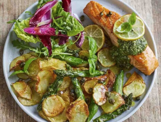 Receta de salmón con papas fritas para preparar en freidora de aire by Jamie Oliver