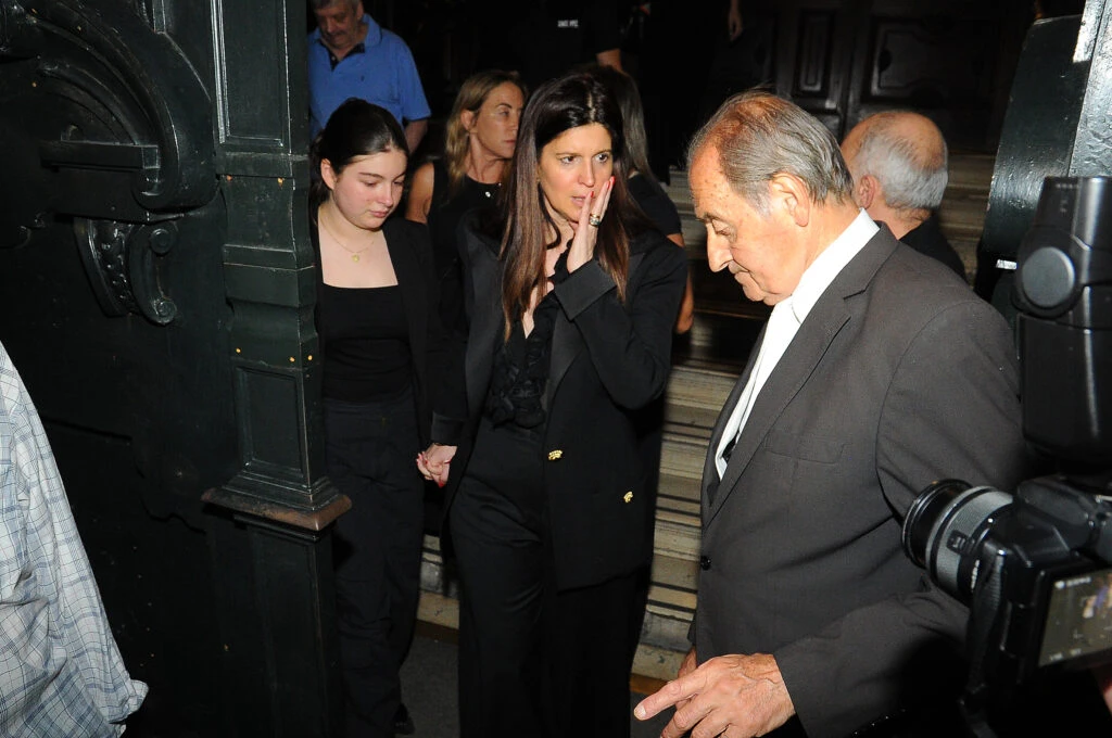 Elba Marcovecchio se retira del velatorio en la noche del lunes 30.