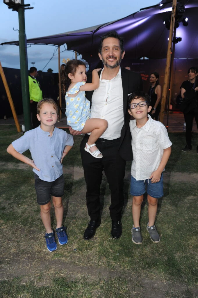 Germán Paoloski y sus hijos León, Beltrán y Mía