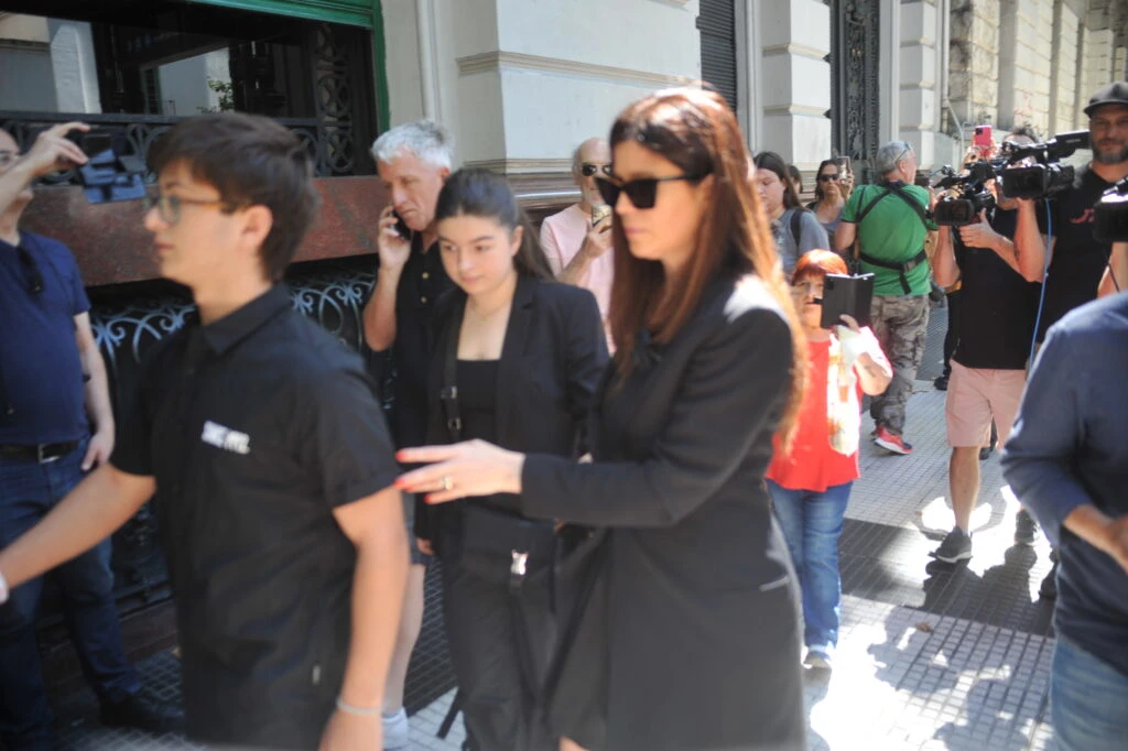 Elba Marcovecchio se retira del velatorio rumbo al entierro con sus hijos
