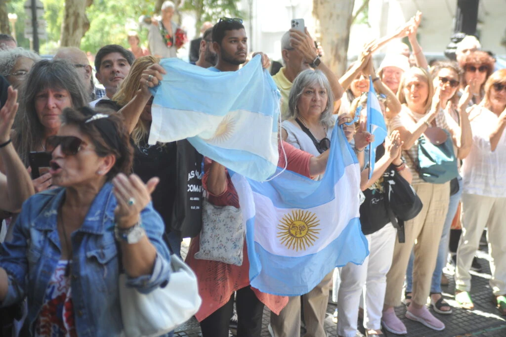 El público que se acercó a aplaudir a Jorge Lanata