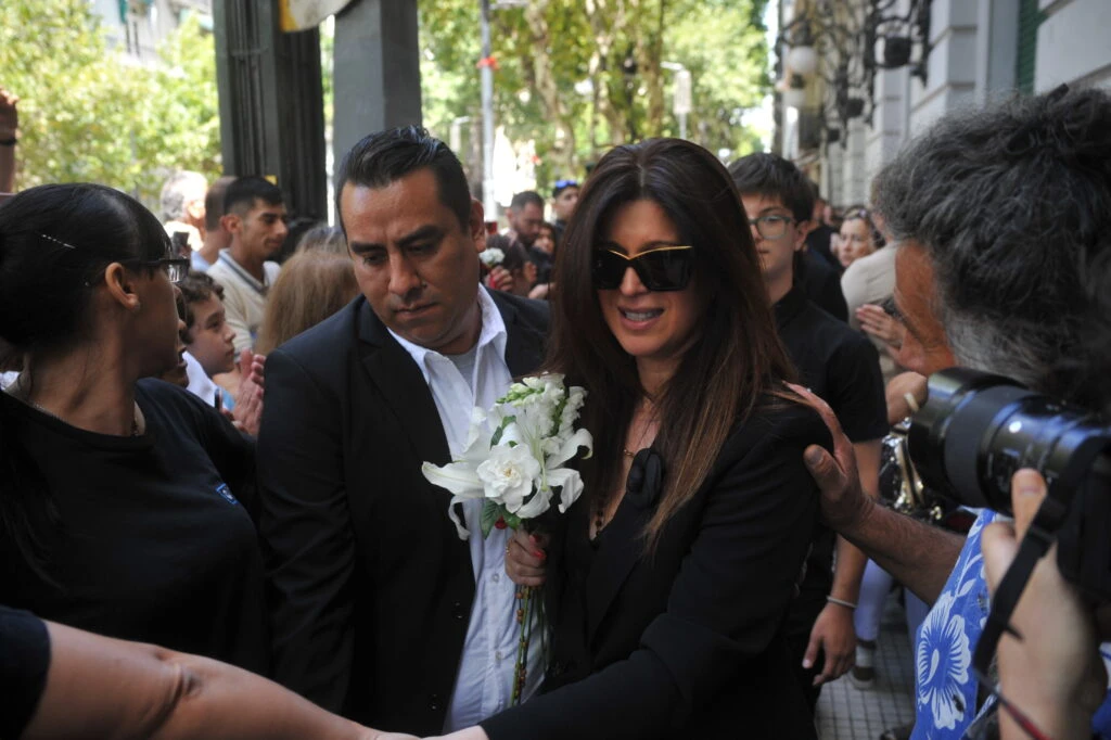 Elba Marcovecchio se retira del velatorio rumbo al entierro con sus hijos