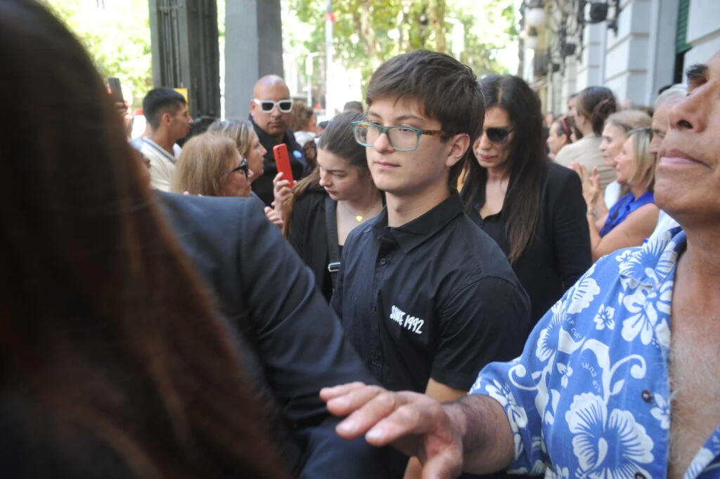 Elba Marcovecchio se retira del velatorio rumbo al entierro con sus hijos