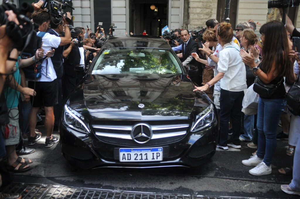 Los restos de Jorge Lanata emprenden camino hacia su destino final