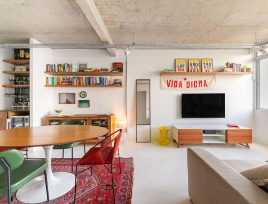 Un departamento con aires industriales que combina estilo, color y confort