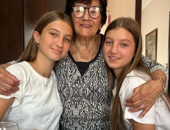 El divertido momento de Indiana, Allegra y Sienna Cubero con su abuela, la mamá de Fabián Cubero