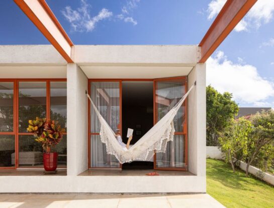 Así se diseñó una moderna casa de verano en el medio de la naturaleza