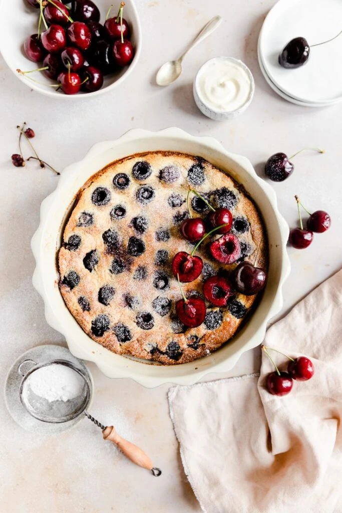 Clafoutis: la receta de la tarta francesa hecha con cerezas
