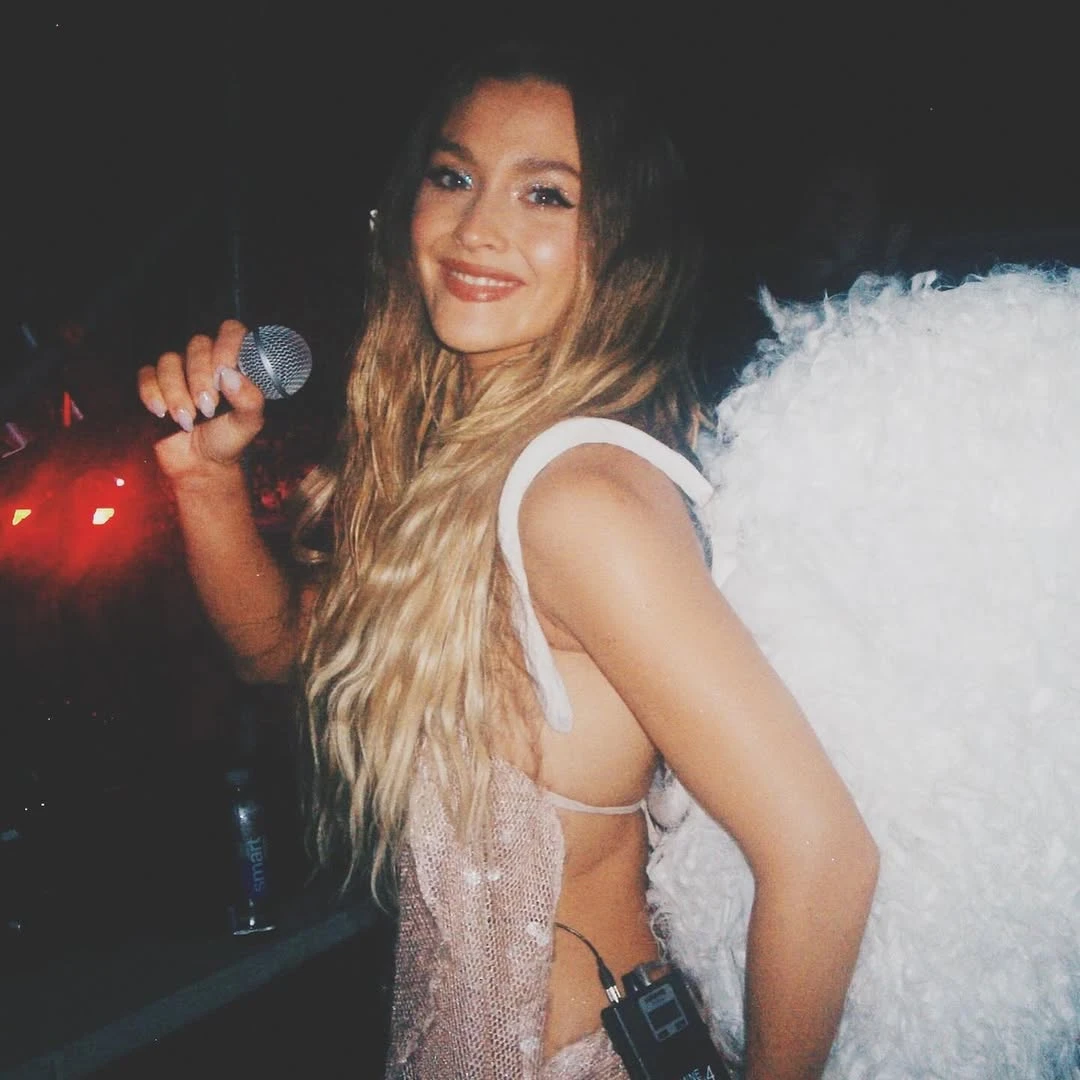 El look angelical de Minerva Casero para cantar en Párense de manos