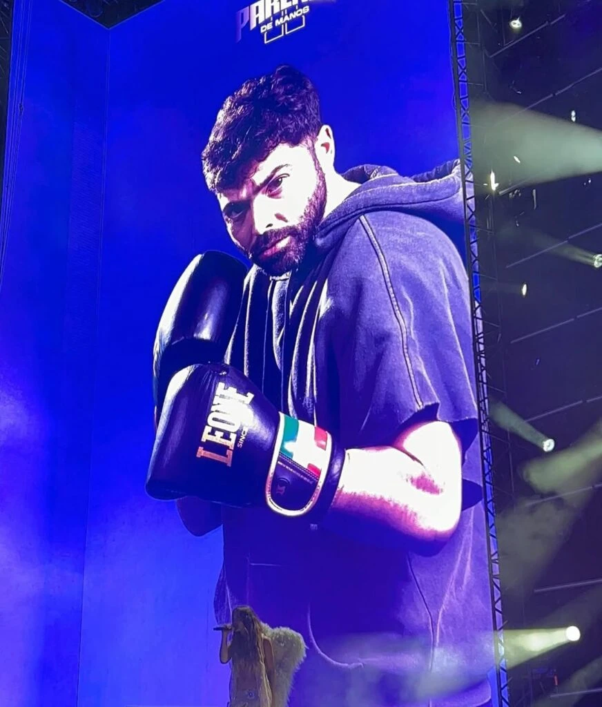 El look angelical de Minerva Casero para cantar en Párense de manos