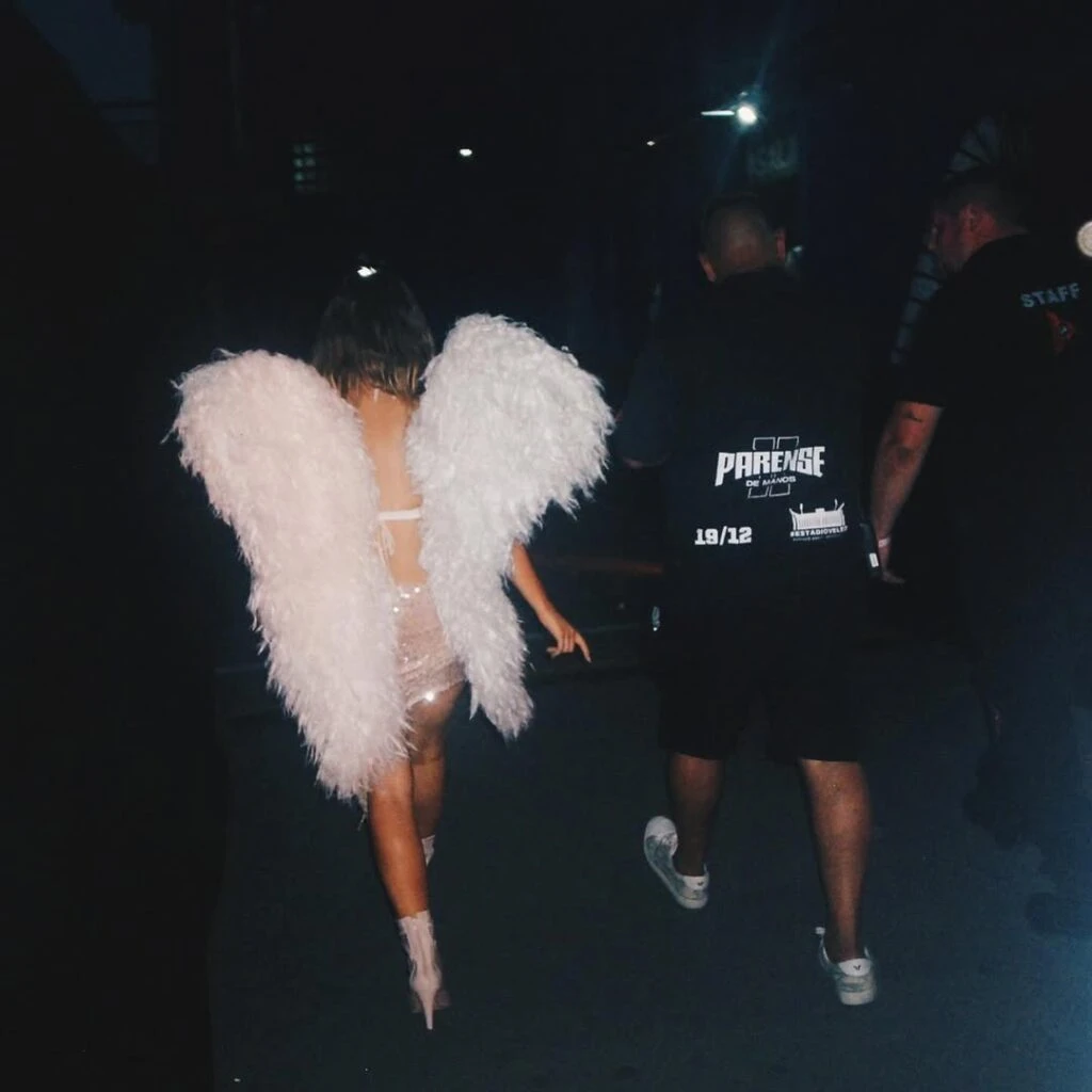 El look angelical de Minerva Casero para cantar en Párense de manos