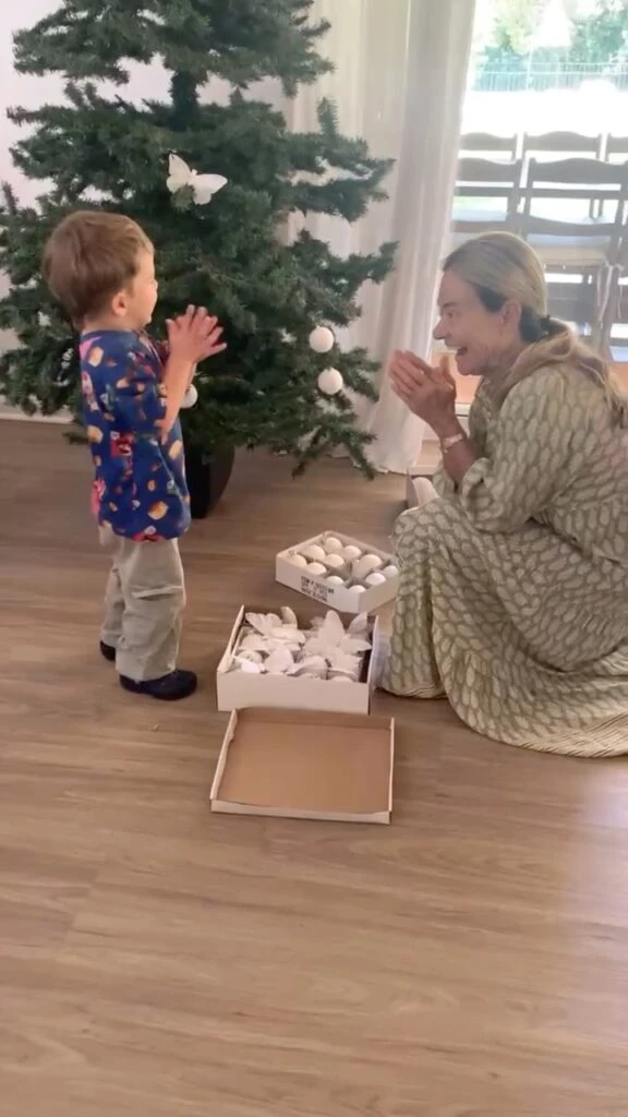 El tierno video de la trilliza María Eugenia armando el arbolito con su nieto León