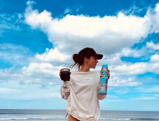 Gimena Accardi llevó a la playa el pantalón tendencia para un look de noche