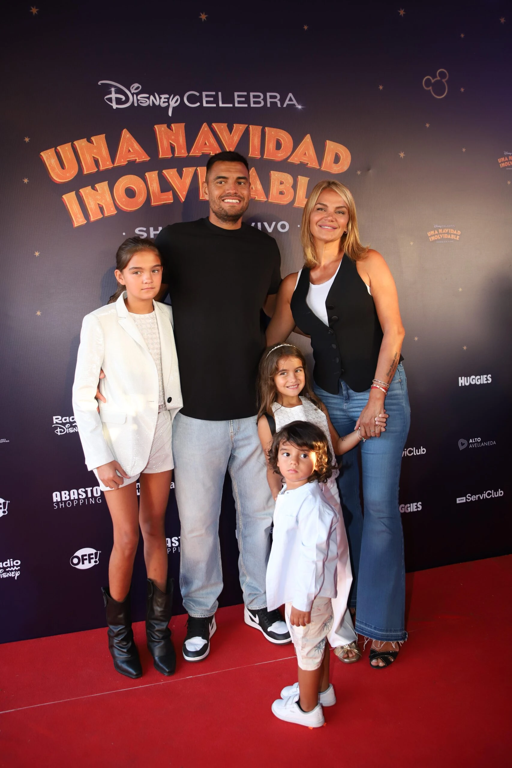 Sergio Romero y Eliana Guercio con sus hijos.