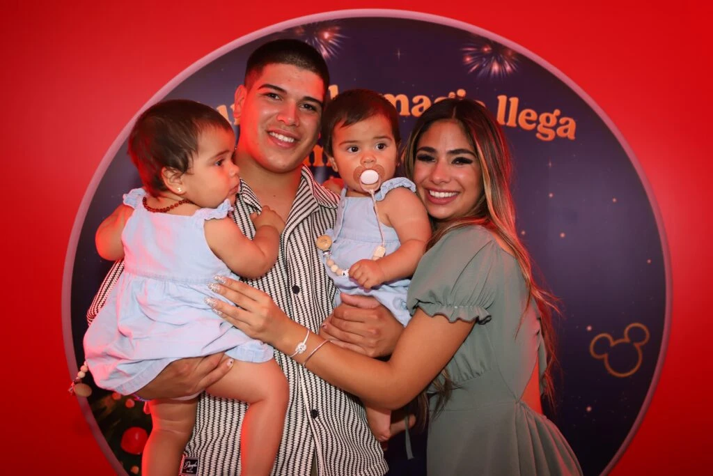 Thiago Medina y Daniela Celis con las gemelas Laia y Aimé