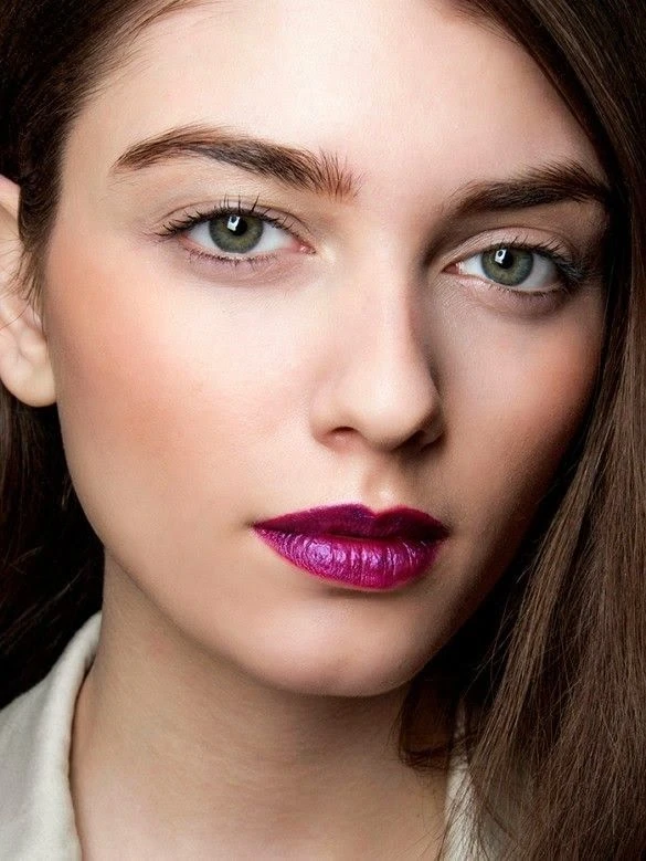 No es el mocha mousse, el violeta es el color en makeup tendencia de 2025