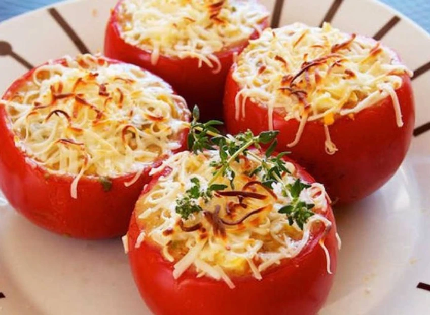 Ni arroz ni atún: la receta de tomates rellenos con queso y huevo de Karina Gao