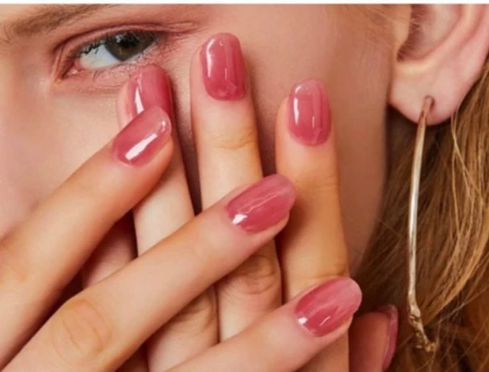 Ni francesita ni rojo clásico: así es la manicura ideal para las amantes del minimalismo