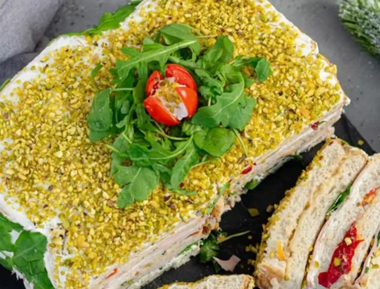 Ni pionono ni torre de panqueques: la receta fría, con pan lactal, ideal para la mensa de Navidad